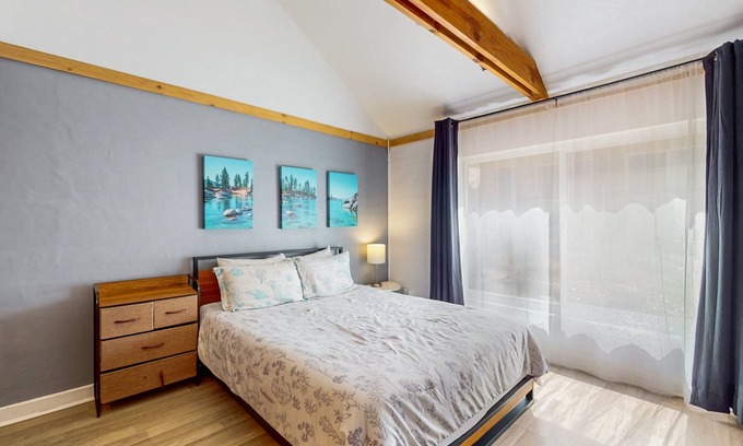 Kings Beach Chalet De Esquí | Mountain lakeview hotel, family-friendly with golf, skiing, WiFi, & Netflix