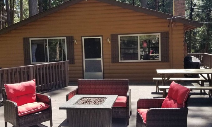 Glencoe Cabina | Mountain Life On Deck: Old School & Dog Friendly