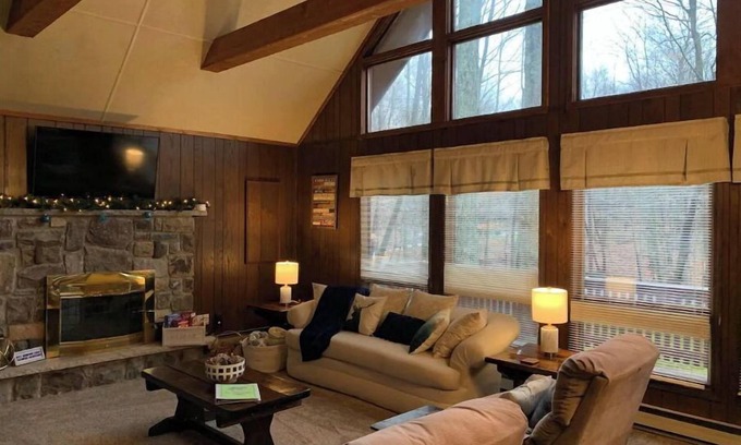 Gouldsboro Cabina | Mountain Lodge by the Lake in the Poconos