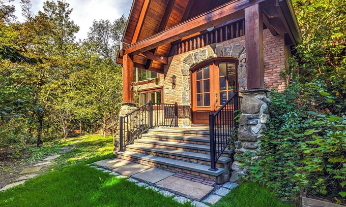New Paltz Casa | Mountain Lodge Retreat, Near New Paltz &Hikes. Nature and modern convenience.