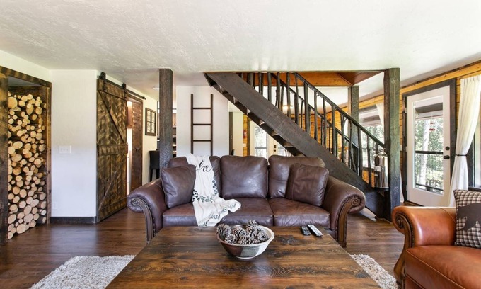 Black Hawk Cabina | Mountain lodge w/creekside sauna and patio w/ fire pit - Casinos nearby!