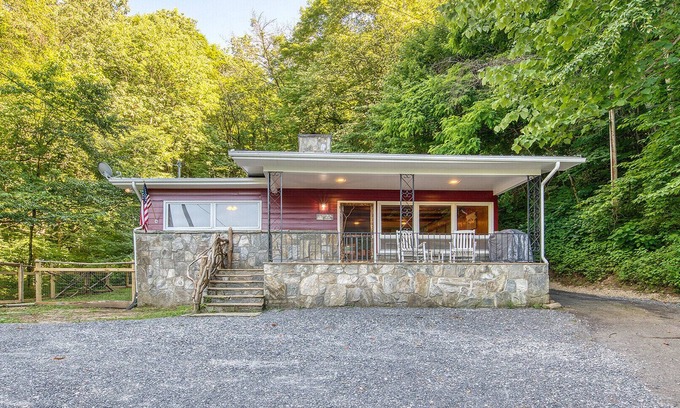 Maggie Valley Cabaña | Mountain Magic Cottage - Creekside, Stunning Views, Pet Friendly, Cozy, Peaceful