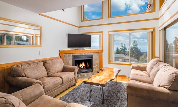 Snow Pine Estates Casa | Mountain Magic: Hot Tub, Games & Ski in/ski out