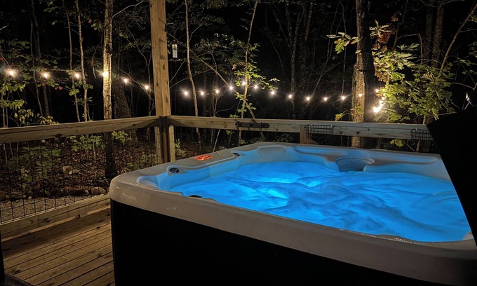 Monteagle Casa | Mountain Mist - HOT TUB, King bed, fire pit, modern brand new home in Monteagle