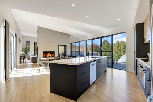 Bright Casa | Mountain Mist Retreat - 6 Bedrooms
