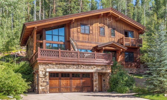 Intermountain Chalet De Esquí | MOUNTAIN MODERN LUXURY CHALET Hot tub, free bus, deck, 4 car parking & fire pit!
