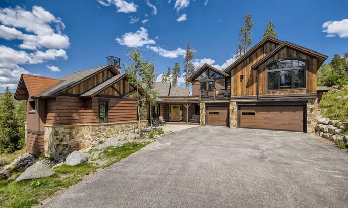 The Highlands Casa | Mountain Modern. Views! Hot Tub!