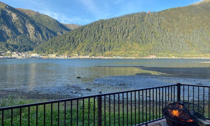 Juneau Casa | Mountain N' Shores Chalet