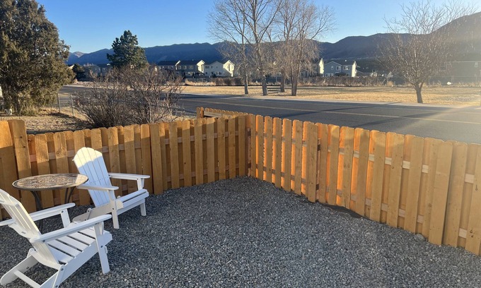 Monument Casa | Mountain Oasis Cottage in town