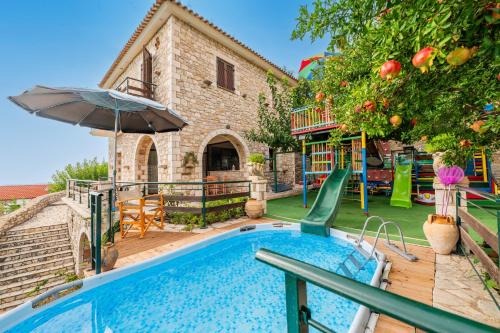 Lepreo Apartamento | Mountain Oasis - Pool & Playground near Neda Falls