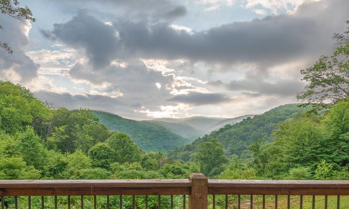 Friendsville Casa | Mountain Paradise: Lake Area, A/C, Hot Tub, Fire Pit, Pool Table!