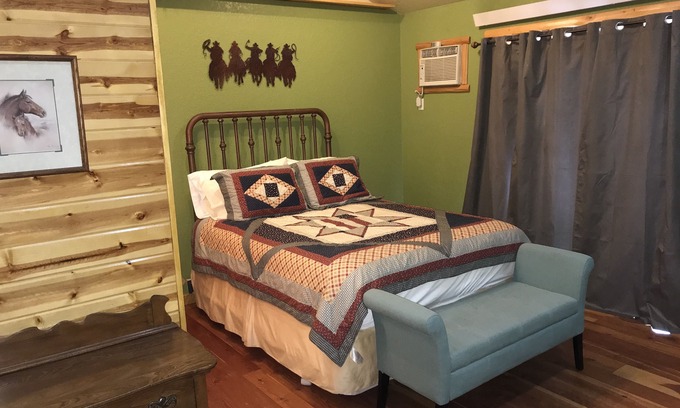 Hill City Cabina | Mountain Peaks Inn, GREEN MOUNTAIN SUITE, Downtown Hill City