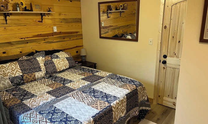 Hill City Cabina | Mountain Peaks Inn, SILVER PEAK SUITE, Downtown Hill City