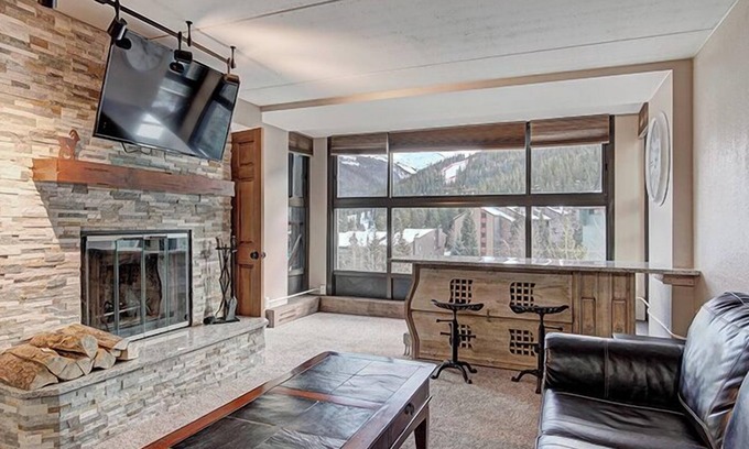 Copper Mountain Village Condominio | Mountain Plaza 2 Bedroom Condo #403 by RedAwning