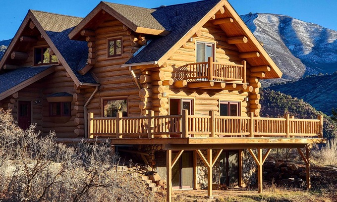 Glenwood Springs Casa | Mountain Retreat w/ Deck: Ski, Soak, Golf & Hike!