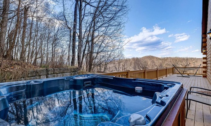 Waynesville Cabina | Mountain Retreat | Family Friendly, Hot Tub, Views