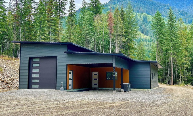 Malakwa Casa | Mountain Retreat Between Revelstoke & Sicamous - Sled, Ski, Hike, Fish, Relax