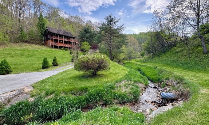 Grassy Creek Cabina | Mountain Retreat Cozy 3-bedroom Cabin - minutes to the New River. Pet friendly!