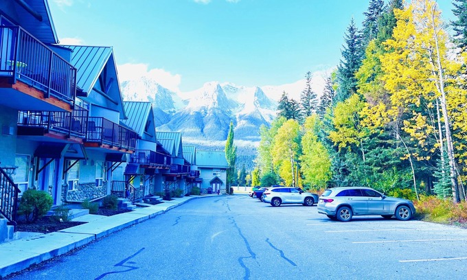 Harvie Heights Casa | Mountain Retreat Townhouse - 2 mins drive to Banff National Park Gate