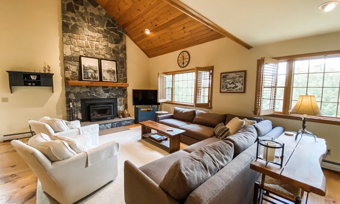 West Dover Casa | ★ Mountain Retreat, Cozy Elegance Near Mt. Snow ★