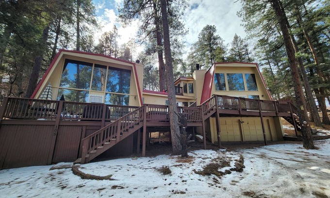 Ruidoso Chalet De Esquí | Mountain Retreat ~ Hot Tub ~ Pool Table ~ 5 bed/4bath - 17 pple!
