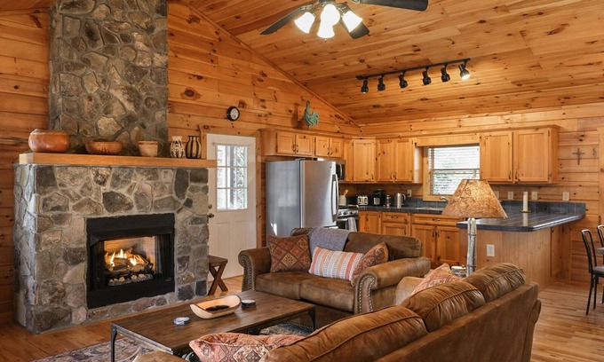 Mountain Springs Cabina | Mountain Retreat Log Cabin in Waynesville near Asheville