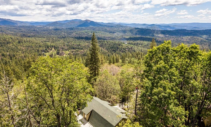 Phoenix Lake-Cedar Ridge Cabina | Mountain Retreat- Mid Century Style. Stunning Views. Hot Tub. On-Site Massage