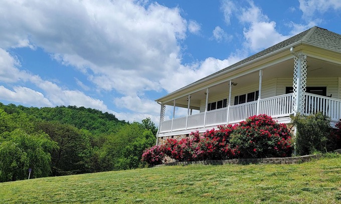 Lenoir Villa | Mountain Retreat. Relax and Recharge. Spacious House with Sunny Terrace. Views