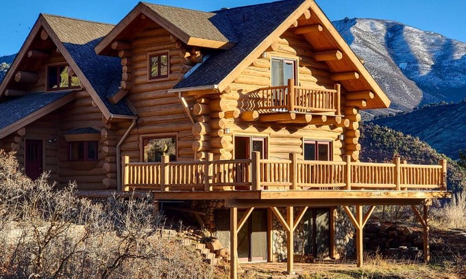 Glenwood Springs Casa | Mountain Retreat with Deck Ski, Soak, Golf and Hike!