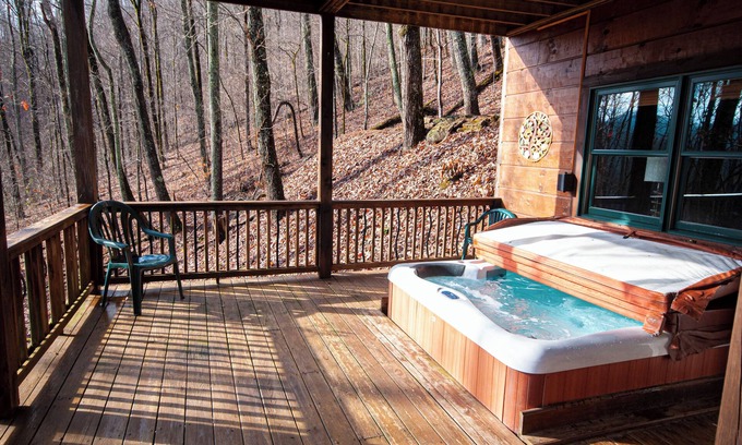 Hayesville Cabina | Mountain Retreat w/4 Bedrooms, Mtn. Views, Hot Tub, Internet and much more.