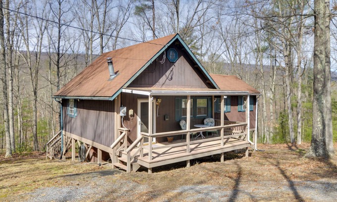 Delray Cabina | Mountain Retreat w/ Loft, Fire Pit, & Grill