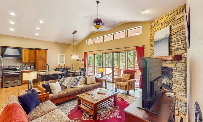 Sierra Pines Casa | Mountain Retreat w/ patio - close to golf, fishing, hiking, & downtown