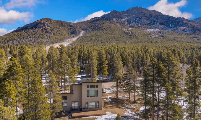 Estes Park Casa | Luxury Mountain Retreat with Panoramic Views & WiFi in Estes Park