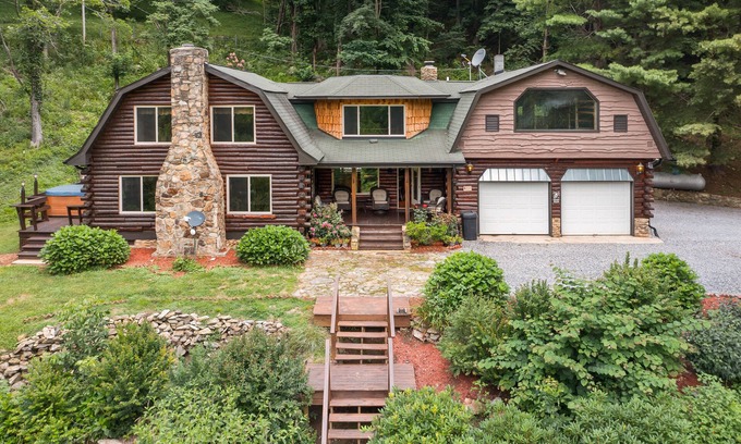 Clyde Cabina | Mountain retreat wood log cabin near Max Patch.