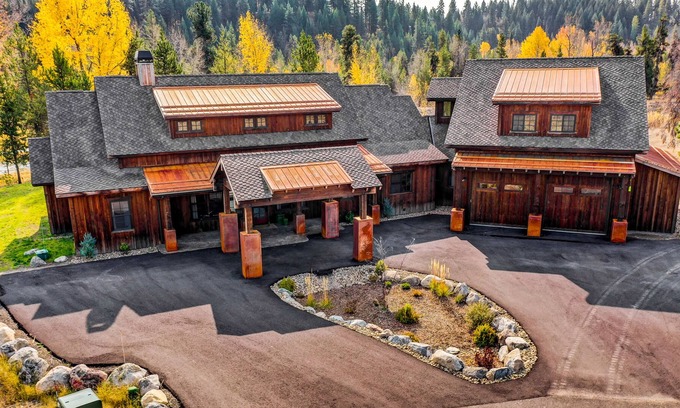 McCall Cabina | Mountain riverfront cabin, family-friendly w/hiking, fishing, fireplace, & WiFi