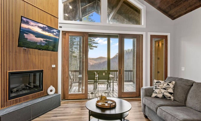 Sylva Condominio | Mountain Sanctuary, Balcony, View, and Grill!