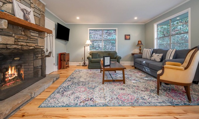 Skyland Cabaña | Mountain Shadows Creekside Retreat: A peaceful cottage in with fire pit, right on the creek!