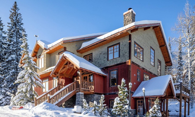 Golden Chalet De Esquí | Mountain-Side Lodge: Perfect for Wellness Retreats, Large Families & Big Groups