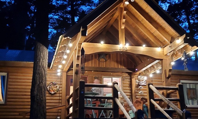 Cloudcroft Cabina | Mountain skiing hiking, hunting 2 B&B, stocked kitchen, 3TVs, front & back deck