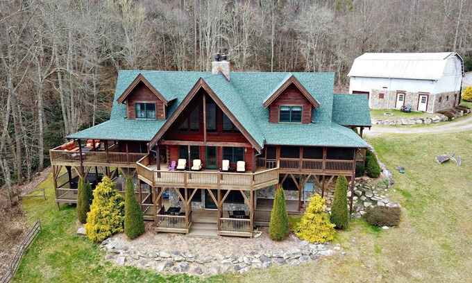 Sugar Grove Cabina | Mountain Splendor-Open for Bookings! Views, Hot Tub, Pool Table, Fire Pit