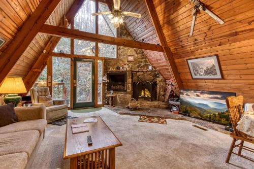 Chalet Village Chalet De Esquí | Mountain Springs Chalet - Cozy, Private, Original A-Frame Chalet with access to Buckberry Cree, Views of the Hardwood Forest, very close to Ober Gatlinburg, the Great Smoky Mountains National Park, and Downtown Gatlinburg in the Smokies