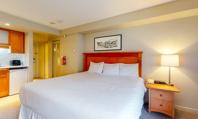 Whistler Village Apartamento | Mountain studio with jetted tub & fireplace - walk to lifts - near golf