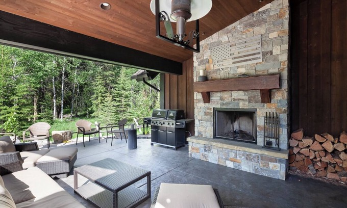 Whitefish Apartamento | Mountain-Style Home w/Fireplace, Patio & Full Access of Resort Amenities
