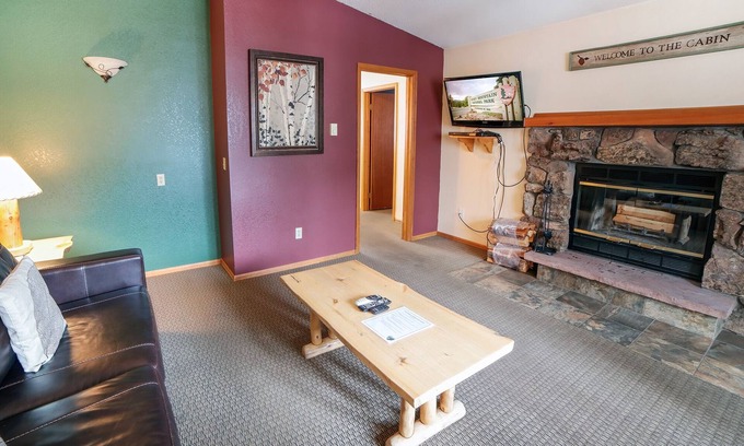 Estes Park Chalet De Esquí | Mountain style one bedroom with fireplace