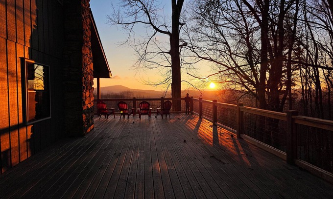 Cashiers Cabina | Mountain Sunrise Cabin near Cashiers with 2 story wrap- around deck & hot tub!