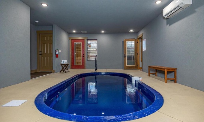 Gatlinburg Casa | Mountain Sunrise Pool Cottage chalet