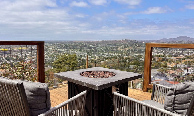La Presa Casa | Mountain Top 4 Bdrm Home Along Nature Reserve with Spectacular Views, AC & WiFi