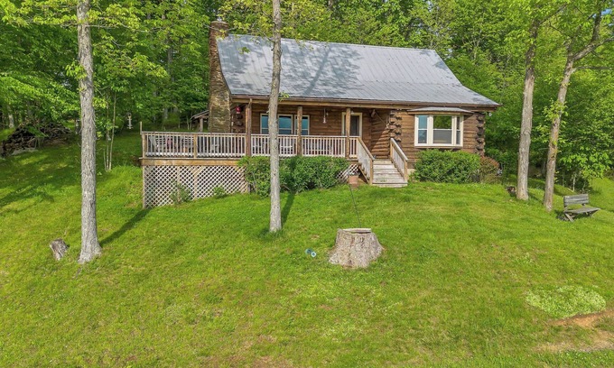 Lansing Cabina | Mountain Top Cabin! Hot tub + Fireplace + Dog Friendly