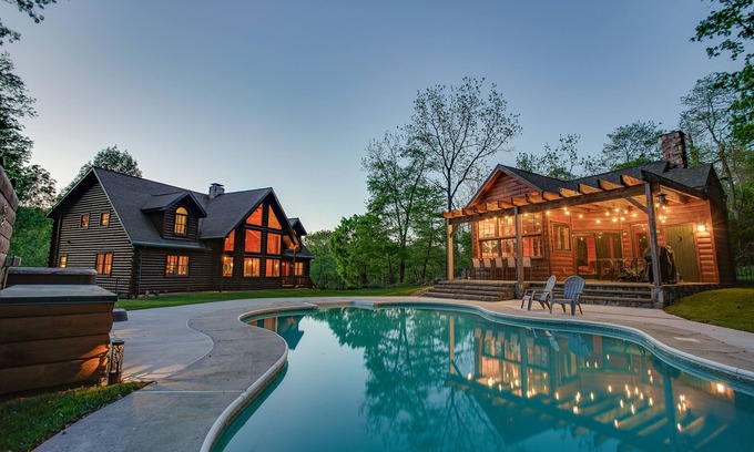 Stouchsburg Cabina | Mountain Top Cabin w/ HOT TUB + Private Pool + Game Room