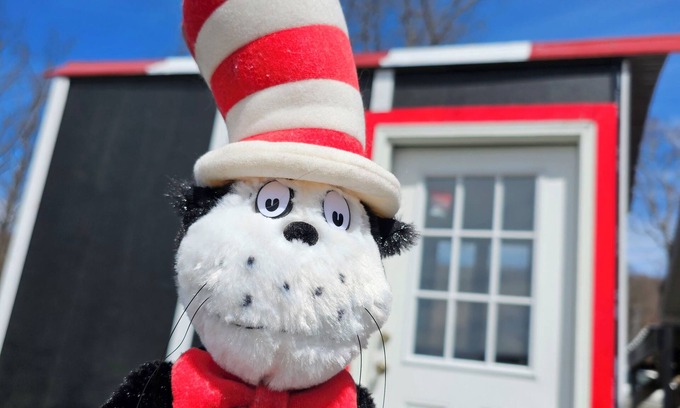 Town of Broome Casa | Mountain Top Glamping w. Dr. Seuss Theme Cat in the Hat on Wheels with Heat